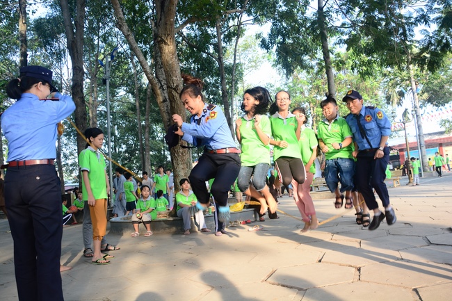 Các bé thiếu nhi sinh hoạt vui chơi