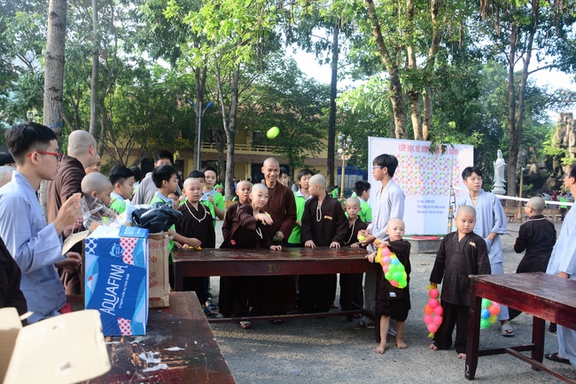 Các bé thiếu nhi sinh hoạt vui chơi