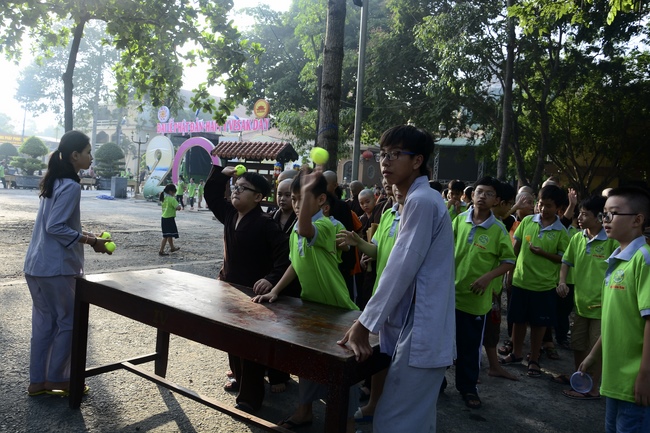 Các bé thiếu nhi sinh hoạt vui chơi