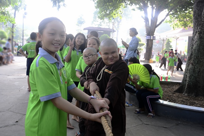 Các bé thiếu nhi sinh hoạt vui chơi