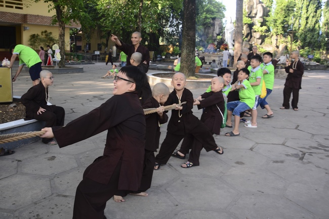 Các bé thiếu nhi sinh hoạt vui chơi