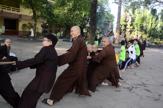 Các bé thiếu nhi sinh hoạt vui chơi