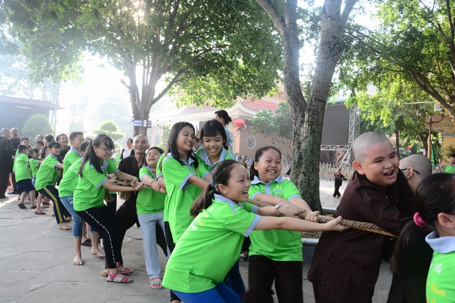 Các bé thiếu nhi sinh hoạt vui chơi