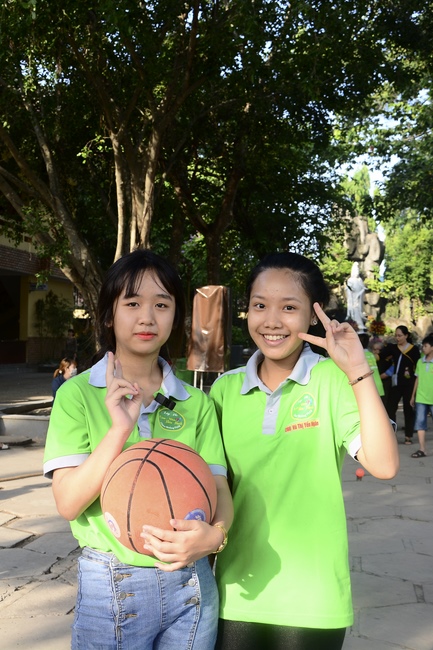 Các bé thiếu nhi sinh hoạt vui chơi