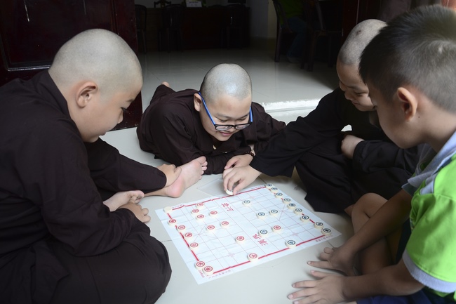 Các bé thiếu nhi sinh hoạt vui chơi