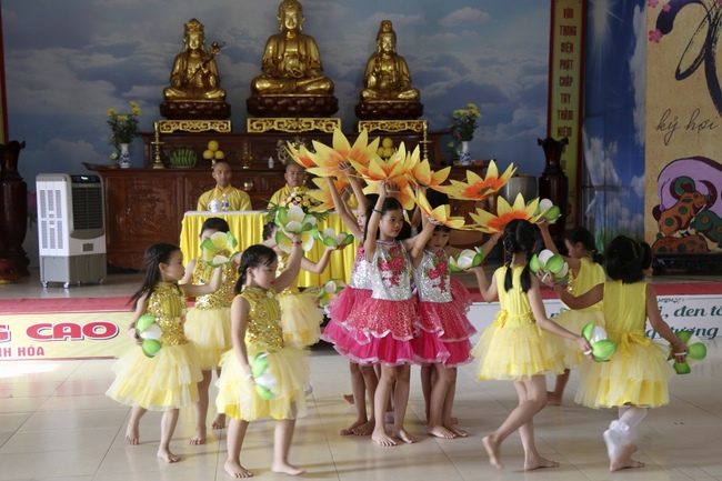 Awarding the 3rd scholarship “Helping Dream Come True.”