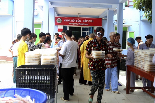 Awarding the 3rd scholarship “Helping Dream Come True.”