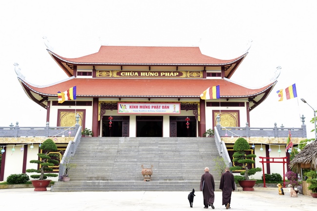 Cúng dường Tôn tượng Bồ-tát tại chùa Hưng Pháp