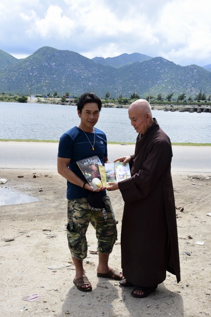 Cúng dường Tôn tượng Bồ-tát tại chùa Hưng Pháp