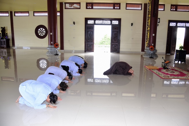 Cúng dường Tôn tượng Bồ-tát tại chùa Hưng Pháp