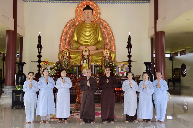 Cúng dường Tôn tượng Bồ-tát tại chùa Hưng Pháp