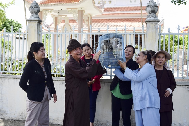 Cúng dường Tôn tượng Bồ-tát tại chùa Hưng Pháp