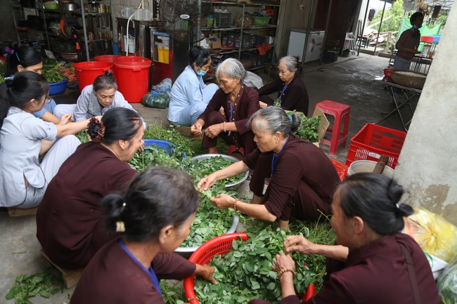 Beginning the Summer retreat at Dong Cao pagoda in Thanh Hoa