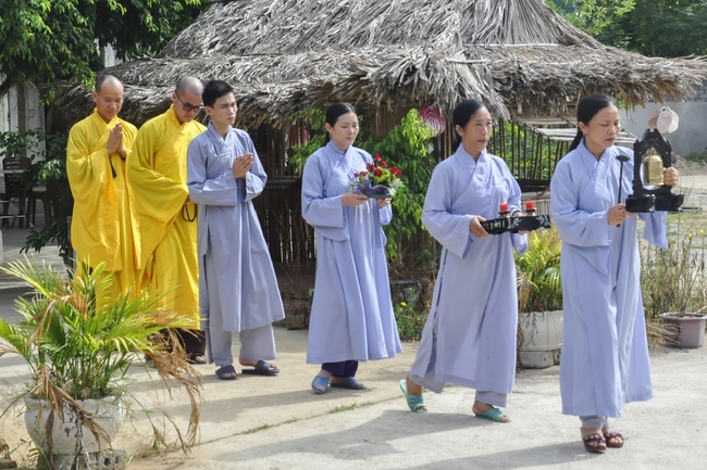 A quiet day practice at Can Mon Pagoda
