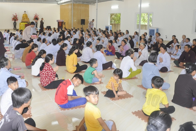 A quiet day practice at Can Mon Pagoda