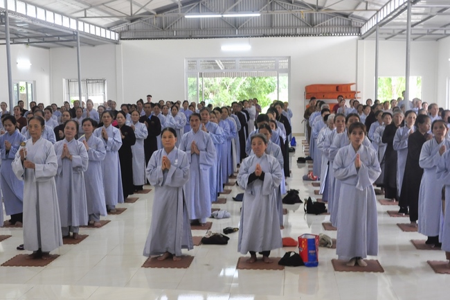 A quiet day practice at Can Mon Pagoda