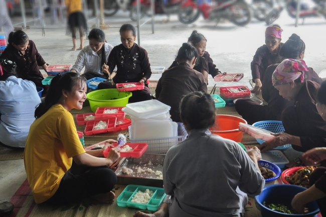 A quiet day practice at Can Mon Pagoda