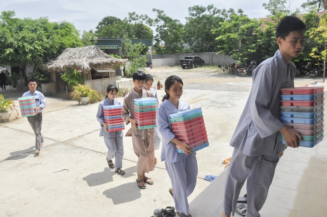 A quiet day practice at Can Mon Pagoda