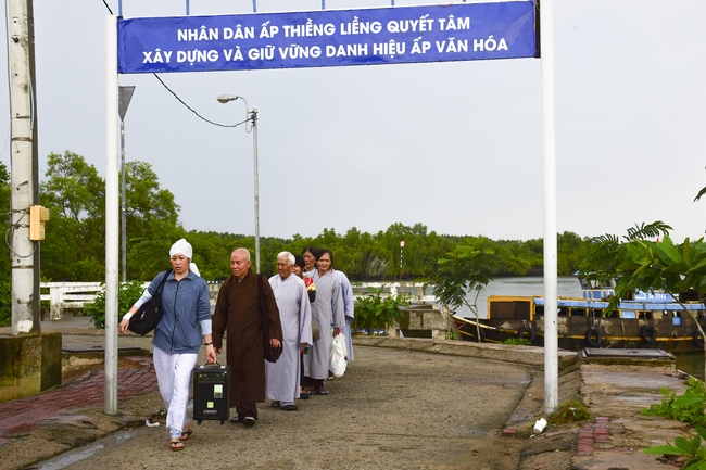 Cầu siêu và phóng sanh ở biển Cần Giờ