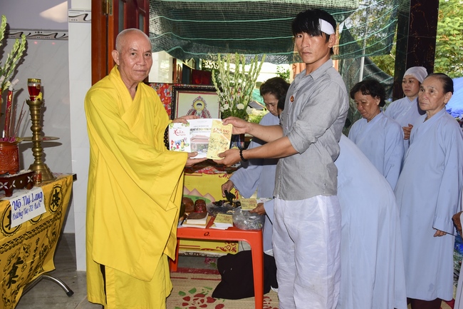 Cầu siêu và phóng sanh ở biển Cần Giờ