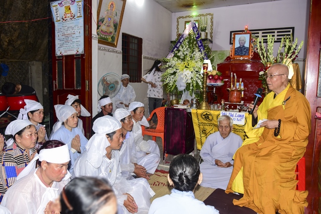 Cầu siêu và phóng sanh ở biển Cần Giờ