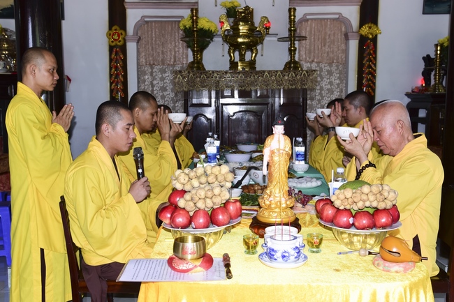 Cầu siêu và phóng sanh ở biển Cần Giờ