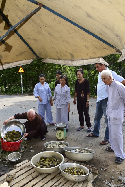 Cầu siêu và phóng sanh ở biển Cần Giờ