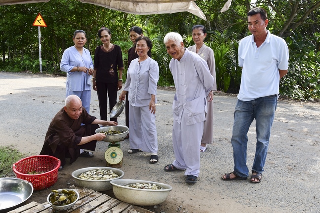 Cầu siêu và phóng sanh ở biển Cần Giờ