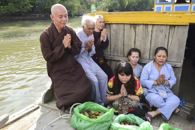 Cầu siêu và phóng sanh ở biển Cần Giờ