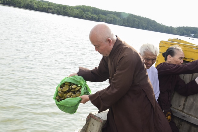 Cầu siêu và phóng sanh ở biển Cần Giờ