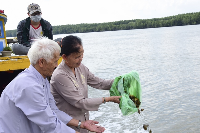 Cầu siêu và phóng sanh ở biển Cần Giờ