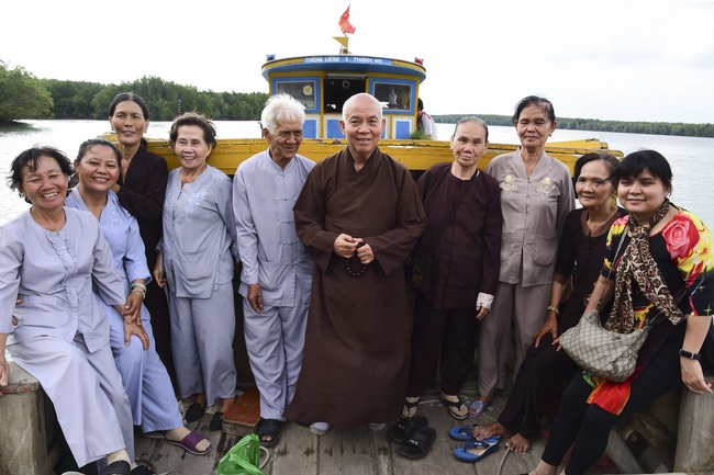 Cầu siêu và phóng sanh ở biển Cần Giờ