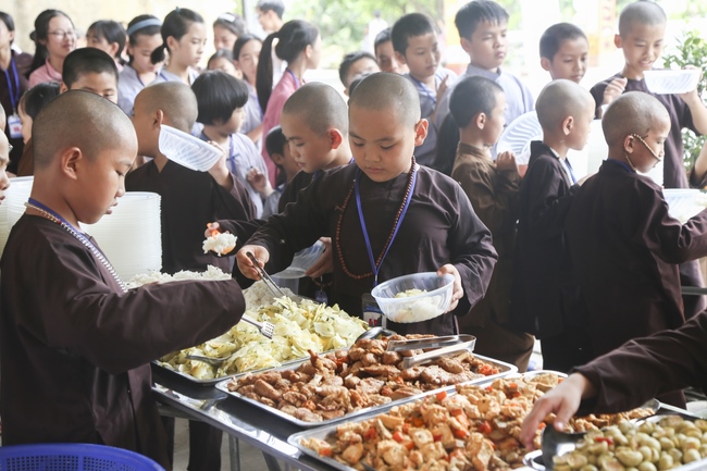 One-day Retreat - Ending the Playground “Sowing Lotus Seeds” at Dong Cao pagoda