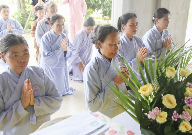 One-day Retreat - Ending the Playground “Sowing Lotus Seeds” at Dong Cao pagoda