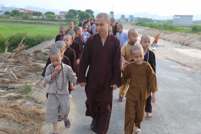 One-day Retreat - Ending the Playground “Sowing Lotus Seeds” at Dong Cao pagoda