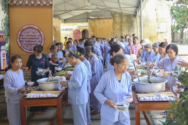 One-day Reciting the Buddha's name at Dong Cao Pagoda