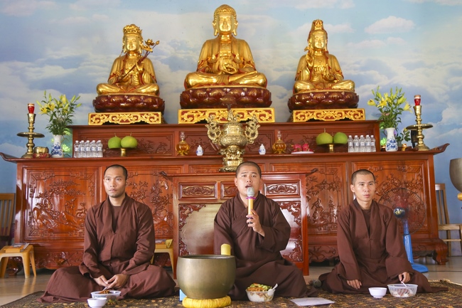 One-day Reciting the Buddha's name at Dong Cao Pagoda