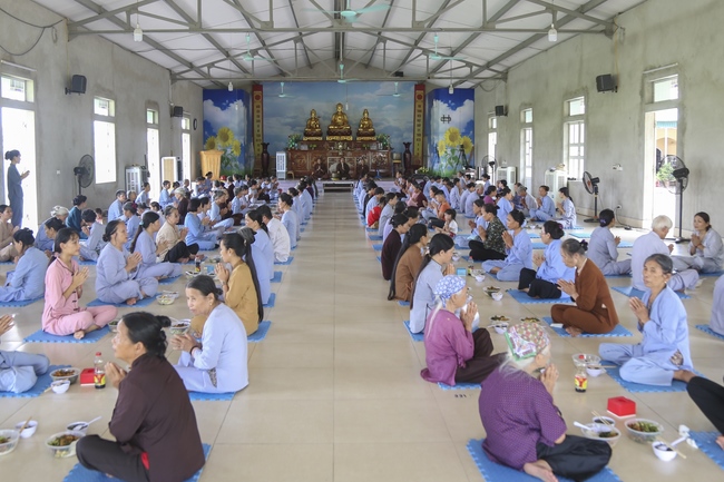 One-day Reciting the Buddha's name at Dong Cao Pagoda