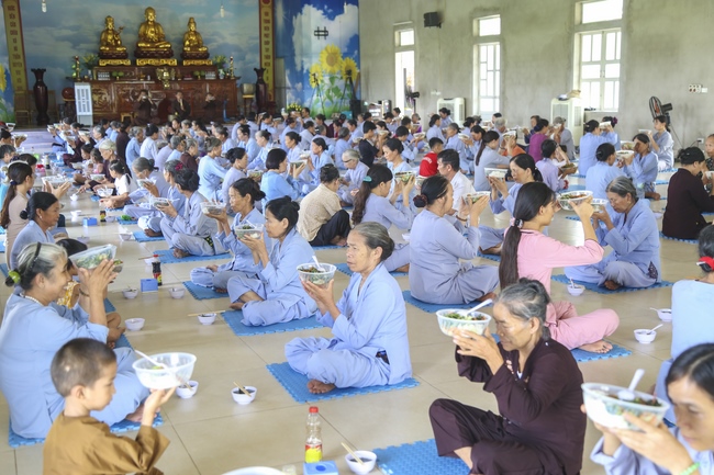 One-day Reciting the Buddha's name at Dong Cao Pagoda