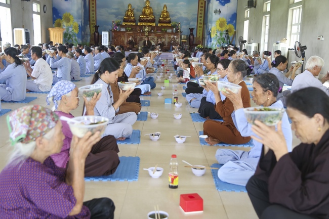 One-day Reciting the Buddha's name at Dong Cao Pagoda