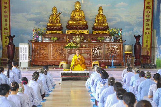 One-day Reciting the Buddha's name at Dong Cao Pagoda