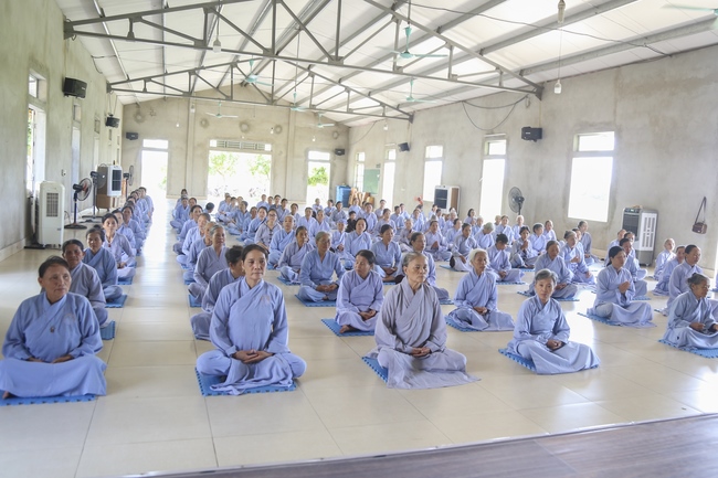 One-day Reciting the Buddha's name at Dong Cao Pagoda