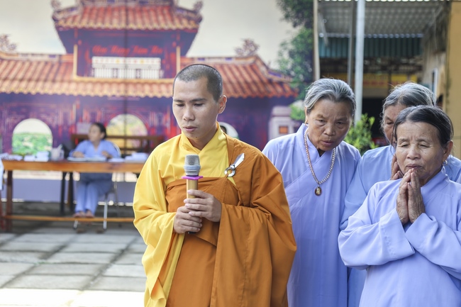 One-day Reciting the Buddha's name at Dong Cao Pagoda