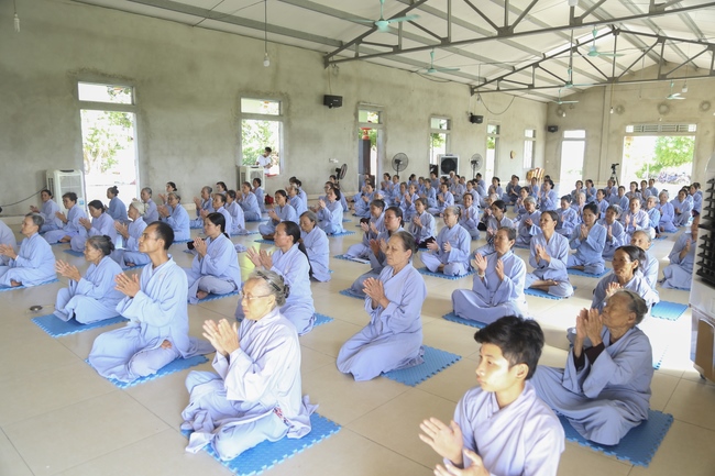 One-day Reciting the Buddha's name at Dong Cao Pagoda