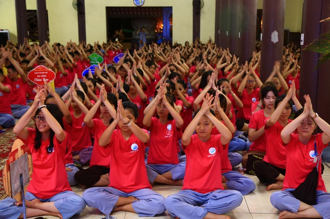 Opening the Summer retreat at Hoa Phuc Pagoda
