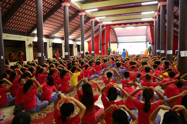 Opening the Summer retreat at Hoa Phuc Pagoda