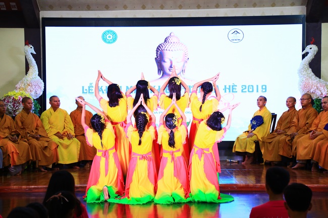 Opening the Summer retreat at Hoa Phuc Pagoda