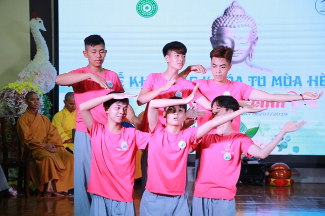 Opening the Summer retreat at Hoa Phuc Pagoda