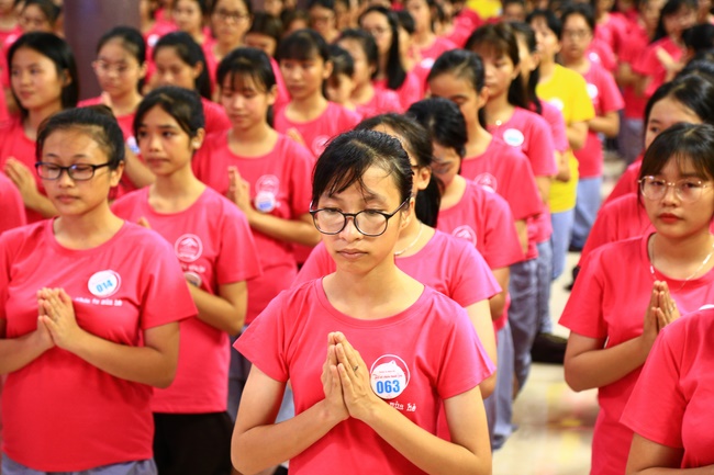 Opening the Summer retreat at Hoa Phuc Pagoda