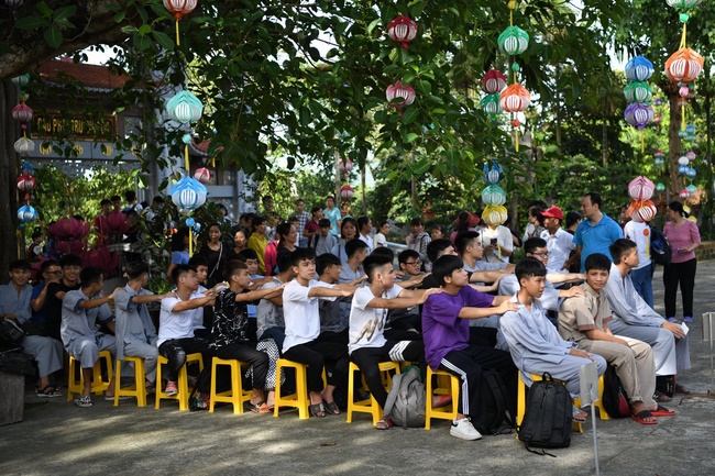 Opening the Summer retreat at Hoa Phuc Pagoda